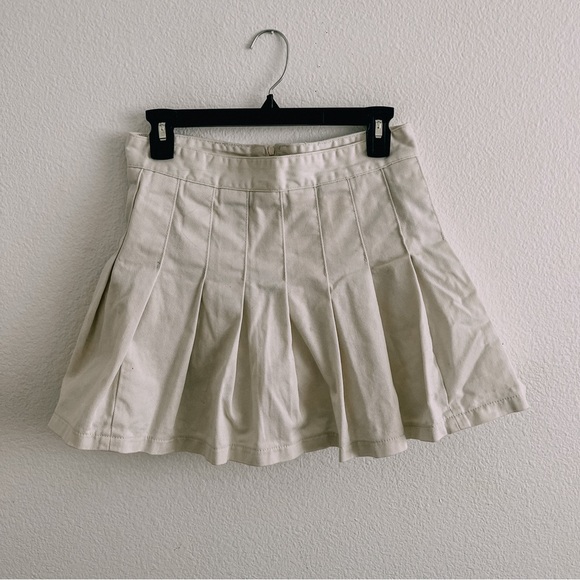 Brandy Melville Dresses & Skirts - NWOT Brandy Melville Cream Tennis Skirt